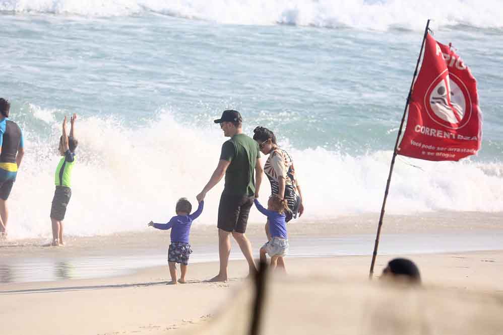 Michel Teló e Thaís Fersoza curtem dia de praia com Melinda e Teodoro