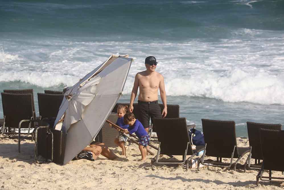 Michel Teló e Thaís Fersoza curtem dia de praia com Melinda e Teodoro