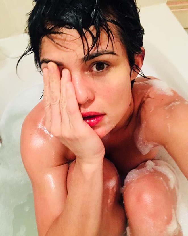 Nanda Costa aparece nua na banheira e faz reflexão