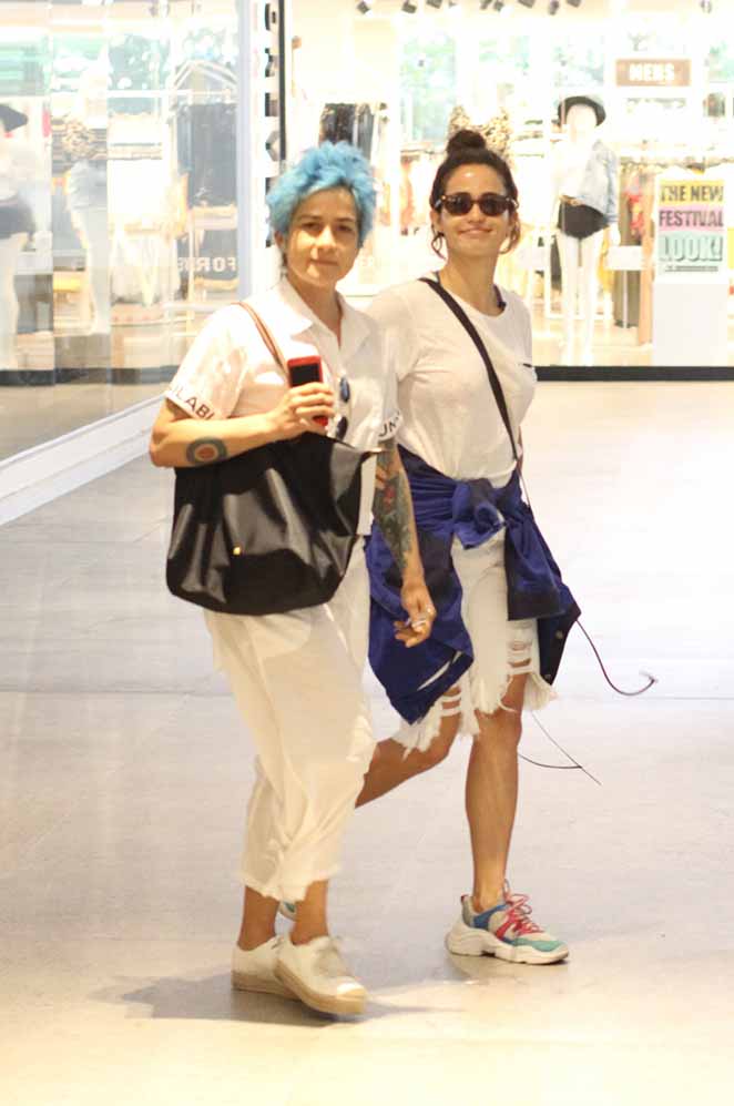 Nanda Costa e Lan Lanh cheias de carinho em shopping carioca