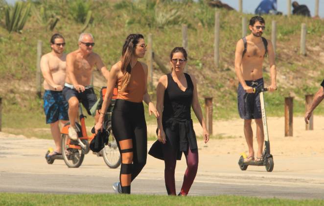 Patricia Poeta caminhando pela orla da Praia de Ipanema