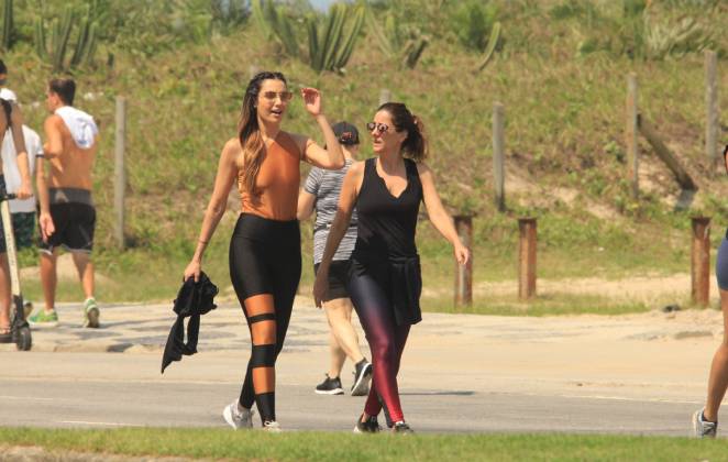 Patricia Poeta com a amiga durante caminhada