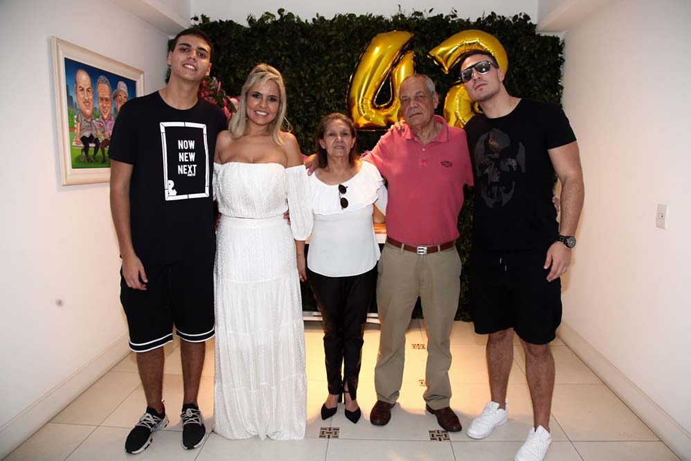 Renata Domingues recebe amigos e familiares em festa de aniversário