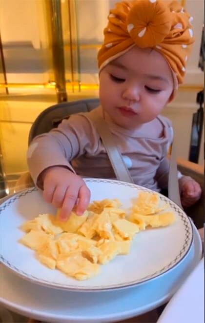 Zoe chamou a atenção ao tomar café sozinha