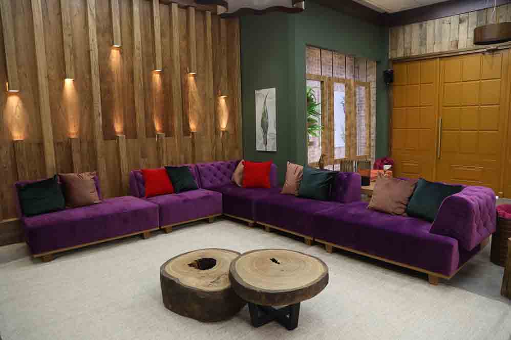 O sofá azul agora é roxo, combinando com o ambiente e decoração da casa