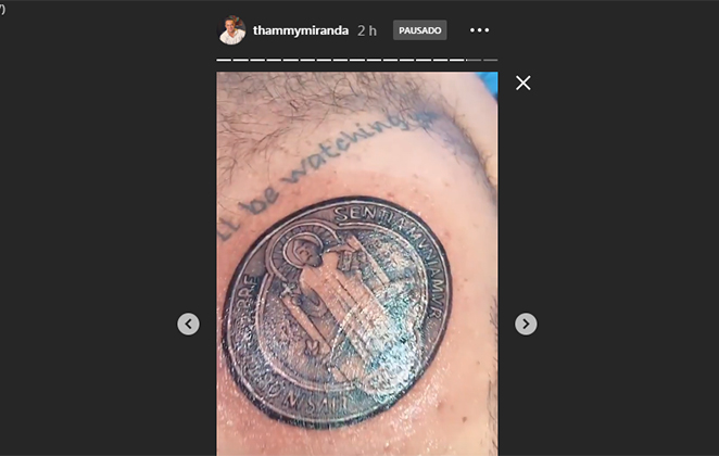 Medalha de São Bento tatuada no peito de Thammy Miranda