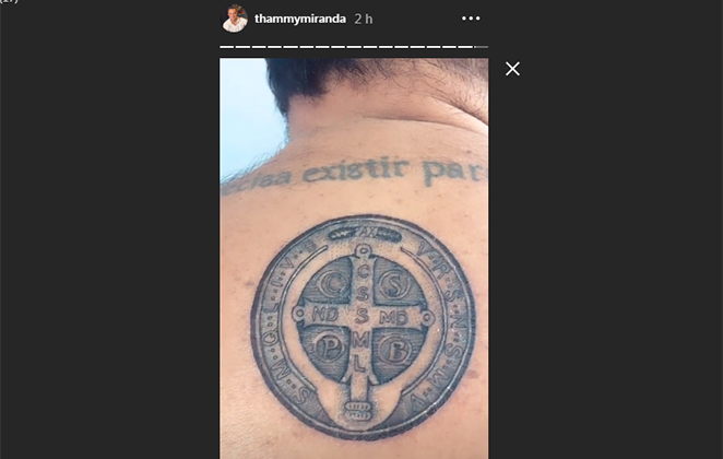 Medalha de São Bento tatuada nas costas de Thammy Miranda