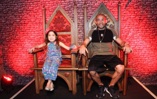 O também lutador José Aldo posou para a foto com a filha, Joanna