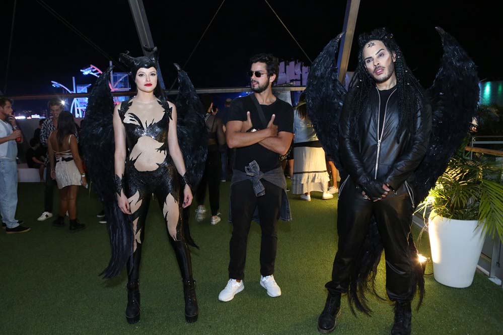 Hugo Gloss e Agatha Moreira se vestiram de Malévola para curtir o Rock in Rio e Rodrigo Simas ficou só observando