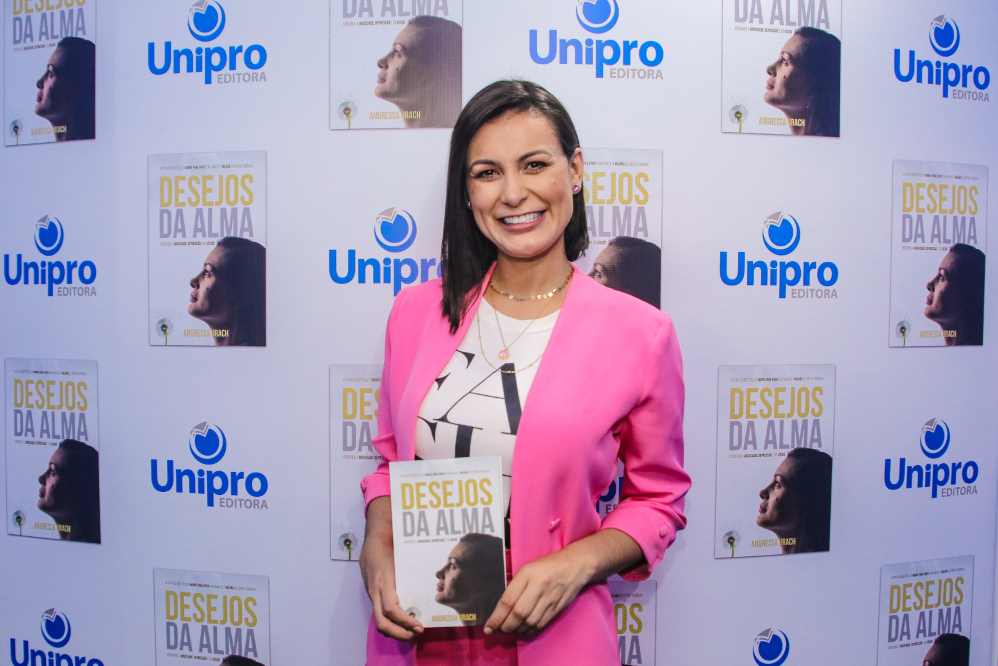 Totalmente morena, Andressa Urach lança segundo livro