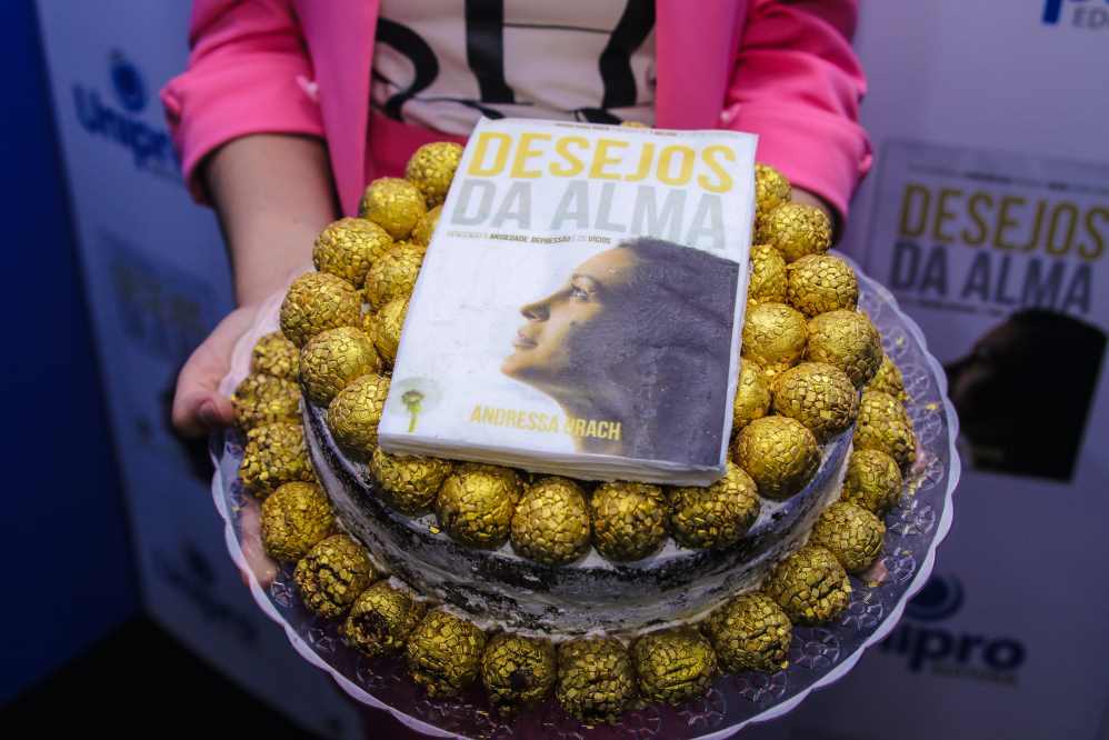 Andressa ainda ganhou um bolo personalizado, feito pela chef Jaque Alves. 