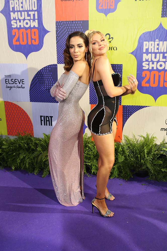 Anitta e Luisa Sonza sensualizaram no tapete roxo no Prêmio Multishow