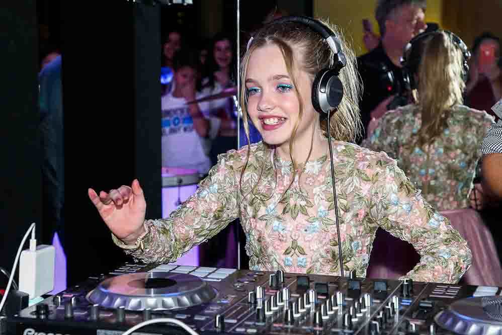A artista mirim até atacou de DJ, durante a caprichada comemoração de sua nova idade