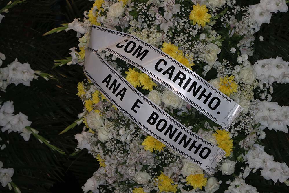 Ana Furtado e Boninho fizeram questão de enviar uma coroa de flores para o velório do ator e diretor Jorge Fernando, que morreu no último domingo (27).