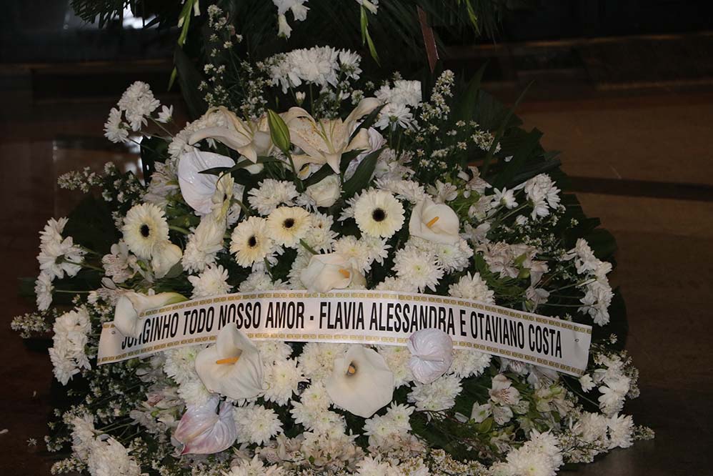 Flávia Alessandra e Otaviano Costa também fizeram sua parte e enviaram uma coroa de flores para o velório.