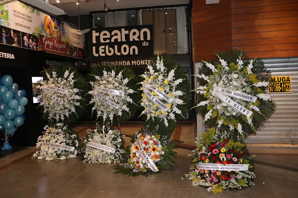 Muitos famosos enviaram coroas de flores como uma última homenagem para Jorge Fernando, que morreu no último domingo (27).
