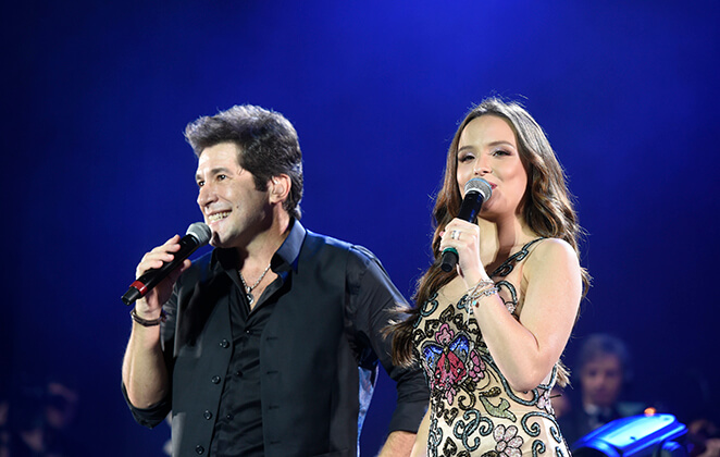 Daniel canta com Larissa Manoela