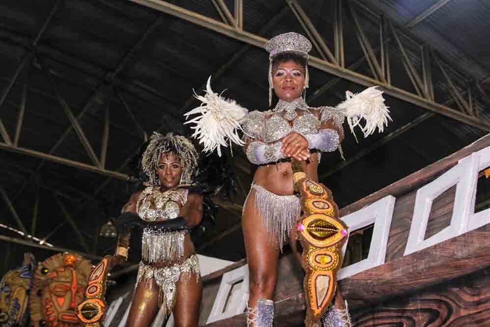 Veja fotos de ensaio de Pepê e Neném em clima de Carnaval