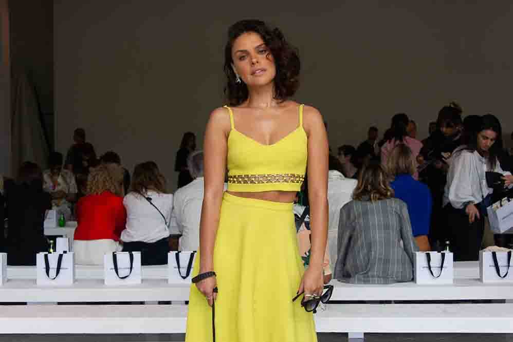 Paloma Bernardi mostrou todo o seu estilo, com um look amarelo, durante o SPFW