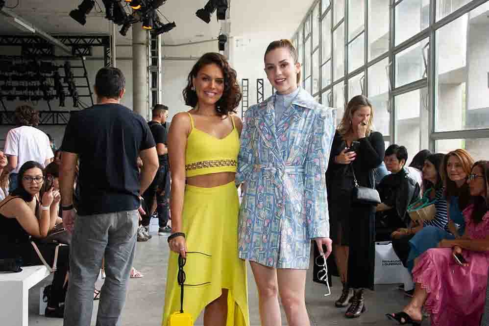 Paloma Bernardi e Sophia Abrahão posaram juntas, durante o SPFW