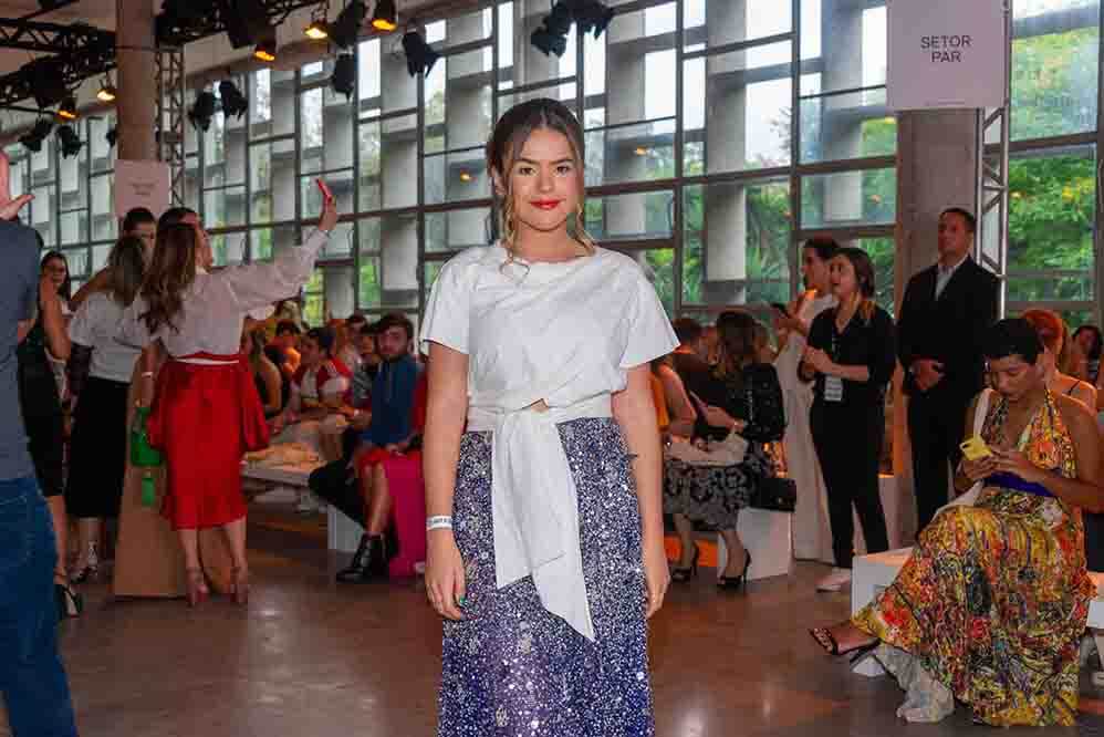 Maisa Silva caprichou no look e na maquiagem, na hora de curtir o SPFW