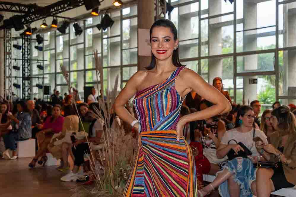 Vera Viel apostou em um look todo colorido, para o SPFW