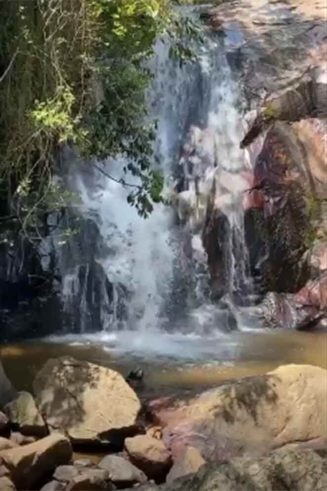 Michel Teló e Thaís Fersoza celebram data especial em cachoeira