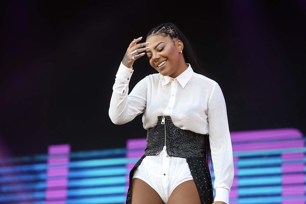 Ludmilla fez um dos primeiros shows do sábado (5)