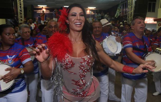 Gracyanne Barbosa se divertiu durante a festa do samba enredo da União da Ilha