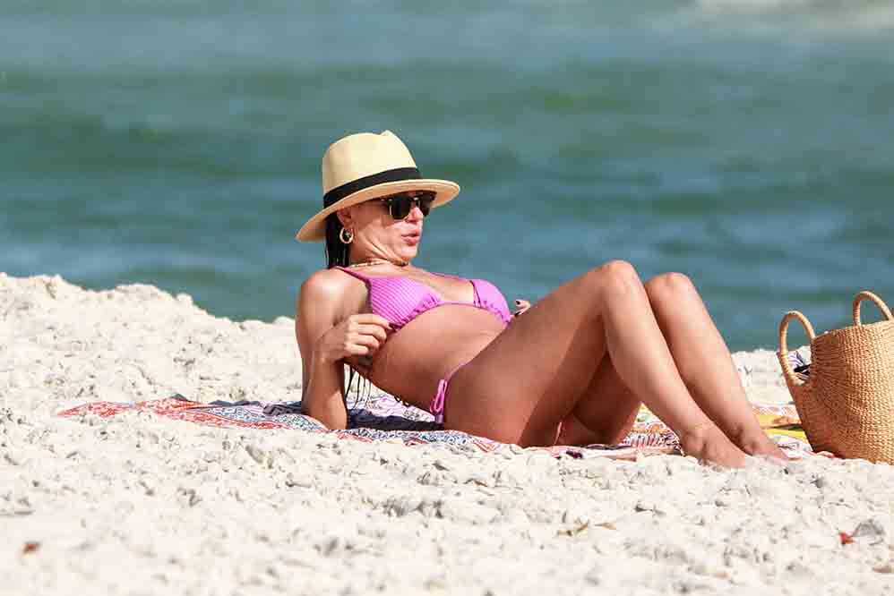 A famosa artista combinou um biquíni cor-de-rosa com chapéu e óculos escuros de arrasar, para curtir a praia