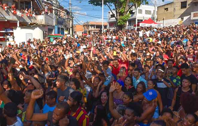 Léo Santana agita os fãs de Boa Vista Lobato