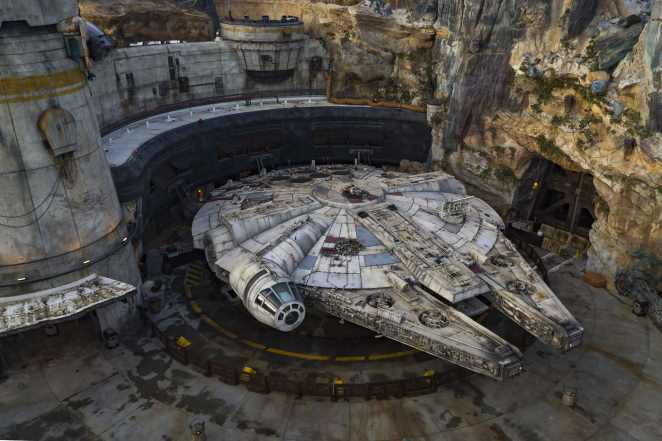 Com 56 mil m², a área imersiva de Star Wars: Galaxy's Edge inaugurou dia 29 de agosto no Disney's Hollywood Studios. Com lojas, restaurantes e encontros com personagens, o local também oferece ao visitante a chance de entrar no cockpit e pilotar 'o pedaço de lixo mais rápido da galáxia' em Millennium Falcon: Smugglers Run