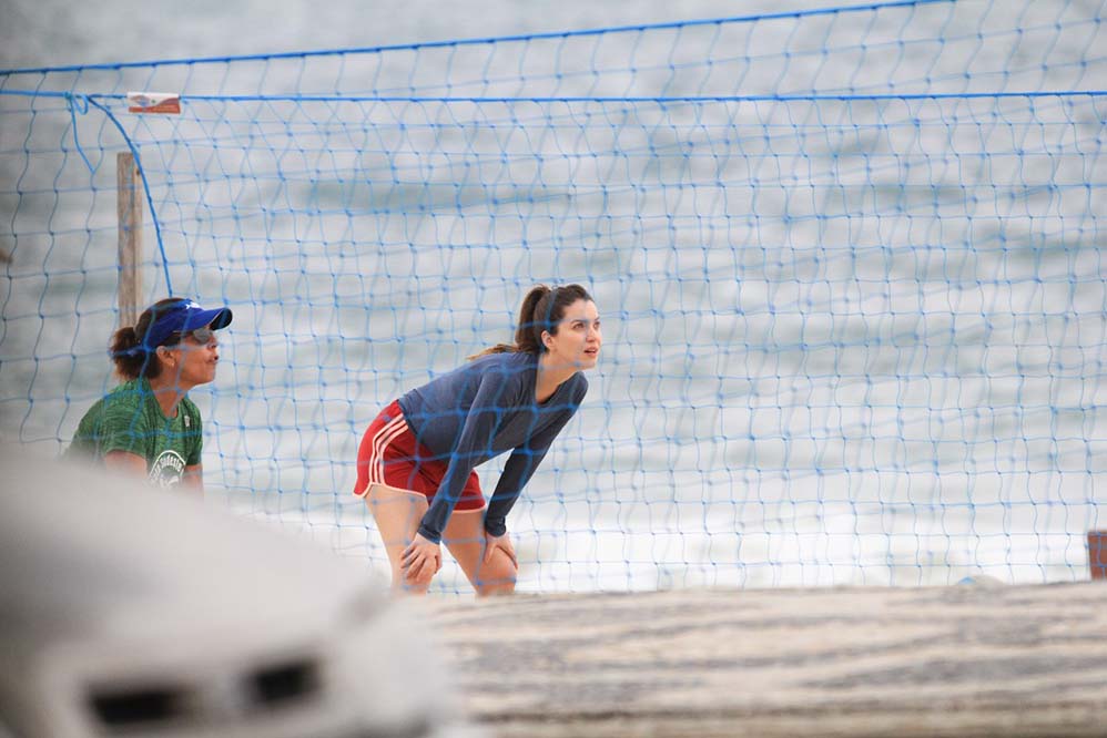 Nathalia Dill aproveita folga nas gravações de A Dona do Pedaço e se diverte jogando vôlei na praia de Ipanema, Rio de Janeiro.
