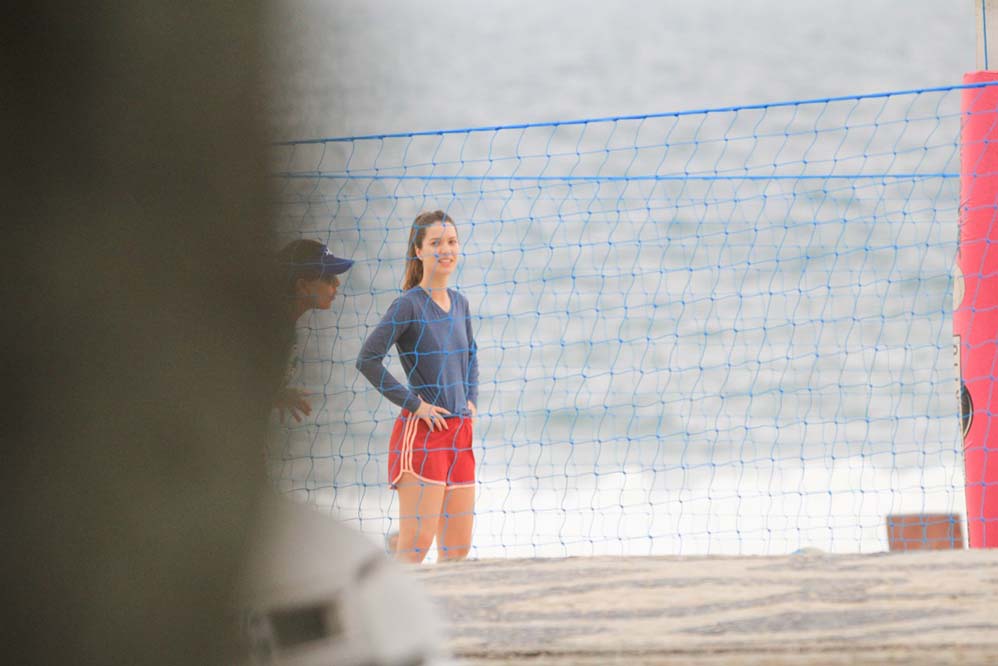 Nathalia Dill aproveita folga nas gravações de A Dona do Pedaço e se diverte jogando vôlei na praia de Ipanema, Rio de Janeiro.