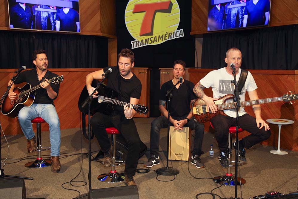 A banda se apresentou em um pocket show na Rádio Transamérica