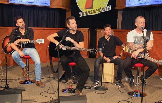 Nickelback durante pocket show em rádio de São Paulo