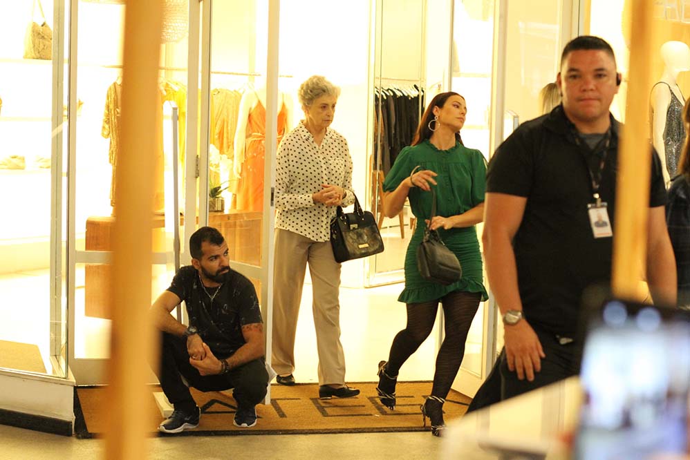 Paolla Oliveira grava cenas de A Dona do Pedaço, novela da Rede Globo, ao lado de Ana Lúcia Torre e Monica Iozzi, em shopping carioca