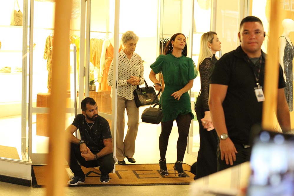 Paolla Oliveira grava cenas de A Dona do Pedaço, novela da Rede Globo, ao lado de Ana Lúcia Torre e Monica Iozzi, em shopping carioca