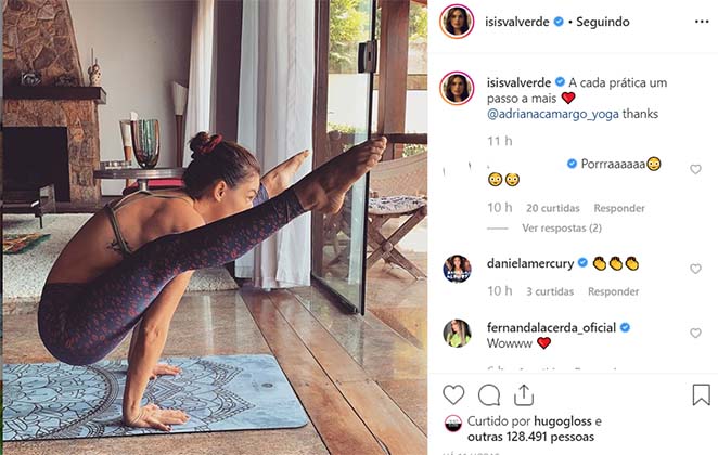 Isis Valverde se equilibra em posição de Yoga