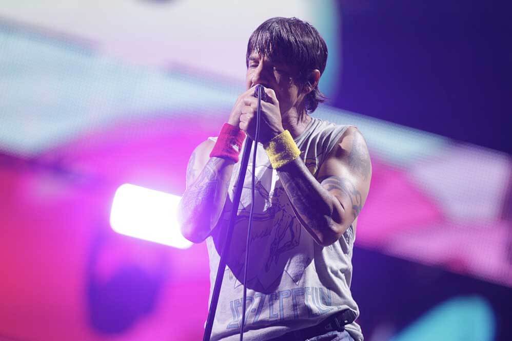 Com look estiloso, Anthony Kiedis agitou os milhares de fãs presentes no evento