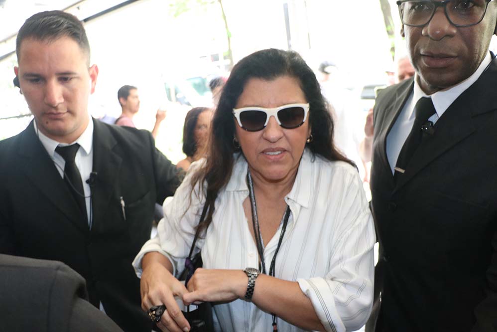 Regina Casé também conversou com a imprensa quando chegou no velório de Jorge Fernando, que morreu no último domingo (27).