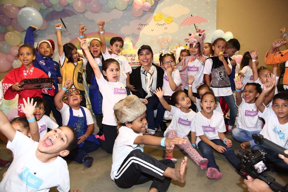 Sabrina Sato participa de evento de Dia das Crianças e faz a alegria das crianças da Creche São Miguel, localizada na região central da capital paulista.
