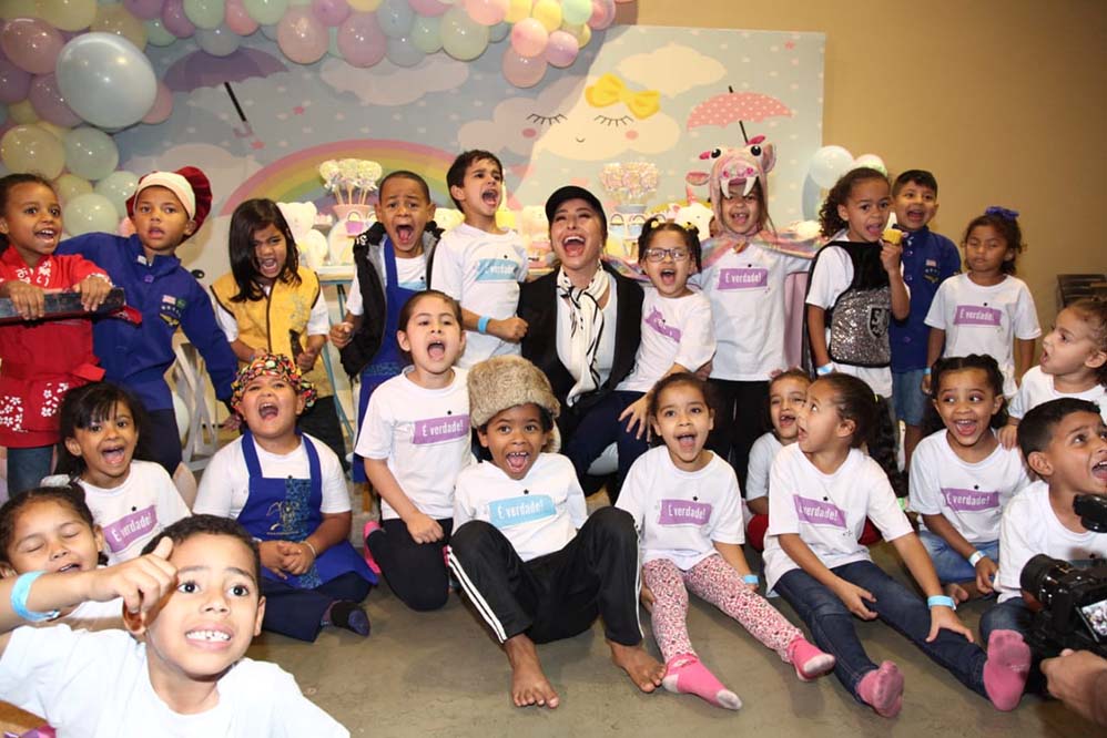 Sabrina Sato participa de evento de Dia das Crianças e faz a alegria das crianças da Creche São Miguel, localizada na região central da capital paulista.