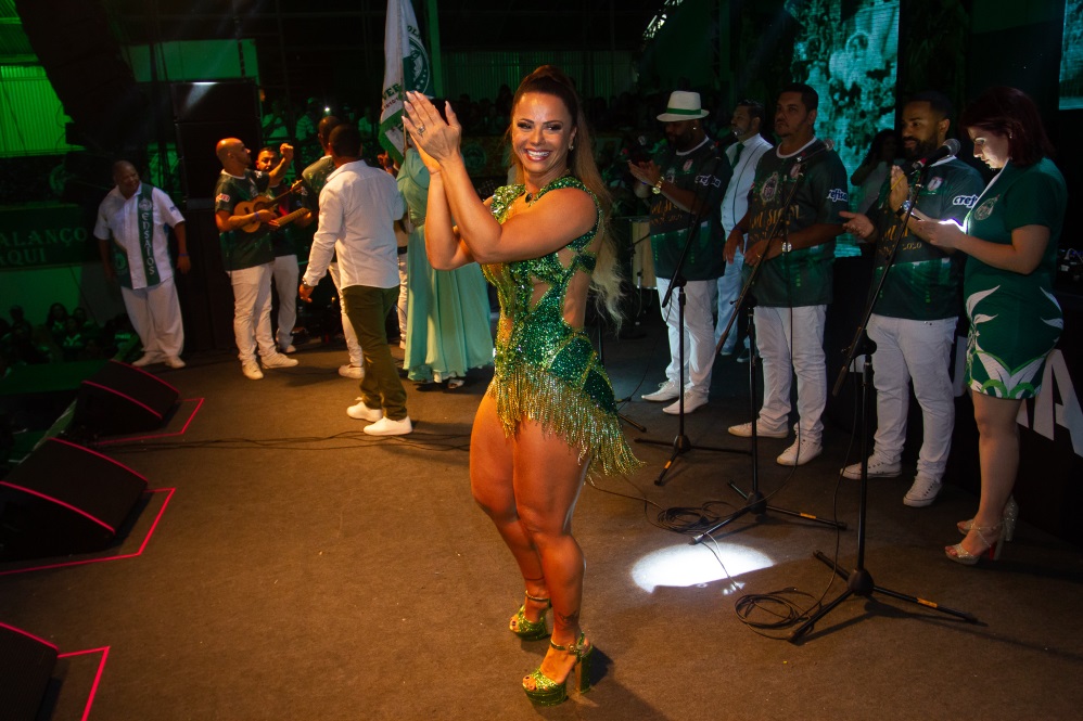 Viviane Araújo se divertiu na festa