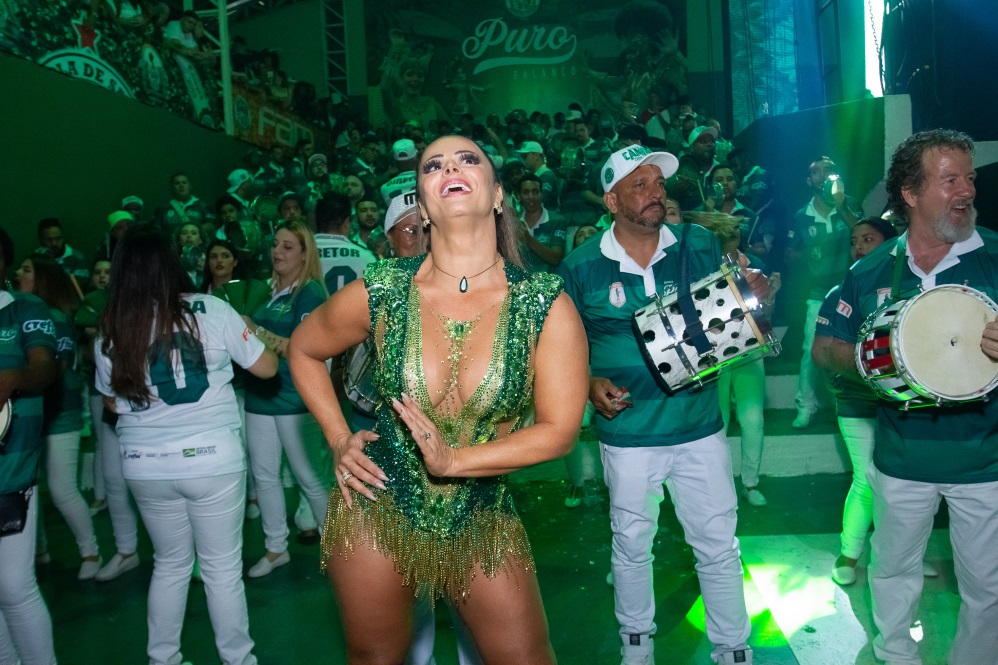Viviane Araújo se joga em festa da Mancha Verde