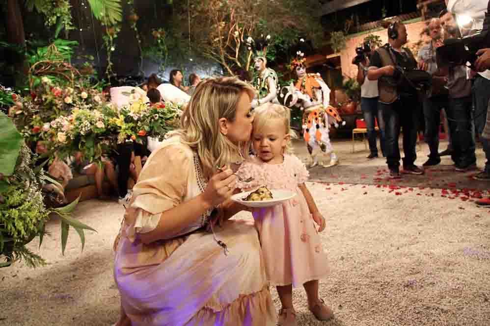 Eliana divide bolo e beijinho com a filha