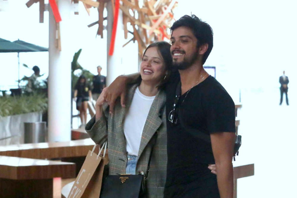 Agatha Moreira e Rodrigo Simas foram fotografados passeando pelo shopping