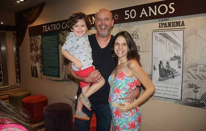 Alex Escobar  com a esposa Thamine e o filho Francisco