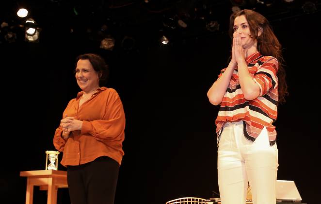 Ana Beatriz Nogueira e Alinne Moraes se emocionaram ao final do espetáculo