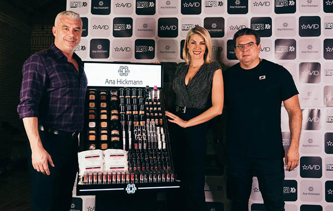 Ana Hickmann apresenta técnica sua nova linha de maquiagem 